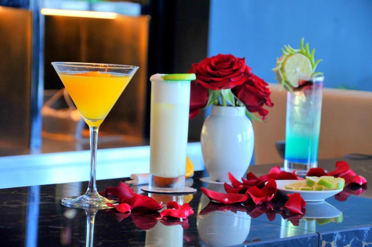 Pickalbatros White Beach Taghazout (Adults Only) Eksteriør billede A selection of cocktails